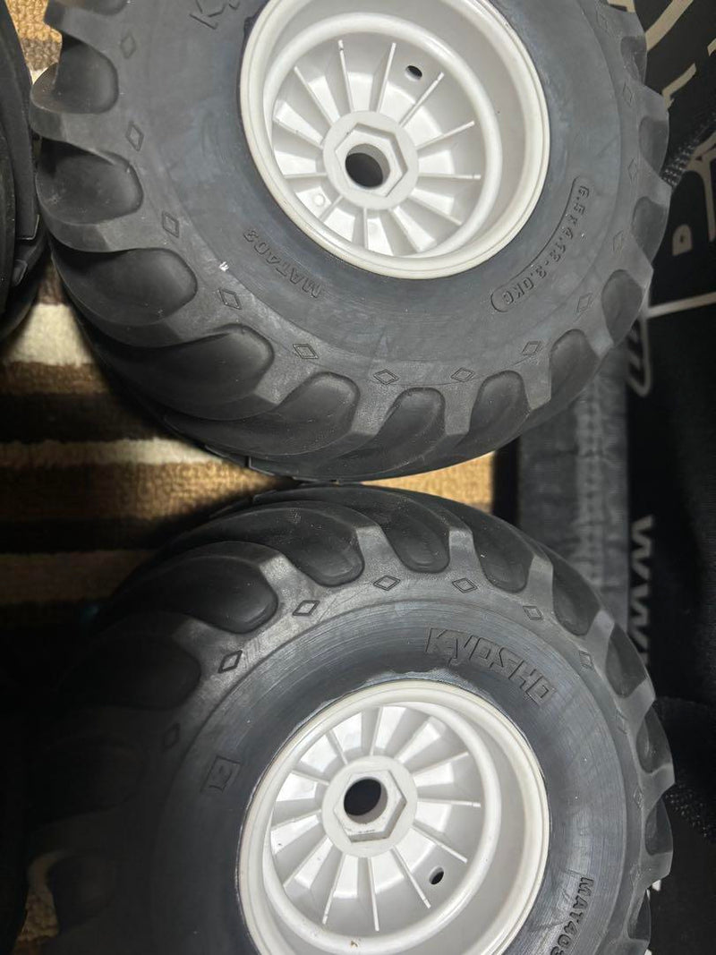 Carica immagine in Galleria Viewer, Kyosho USA-1 Tires & Unopened Body Set with Over Fender - Used