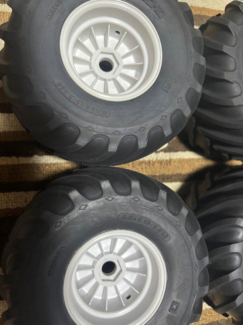 Carica immagine in Galleria Viewer, Kyosho USA-1 Tires & Unopened Body Set with Over Fender - Used