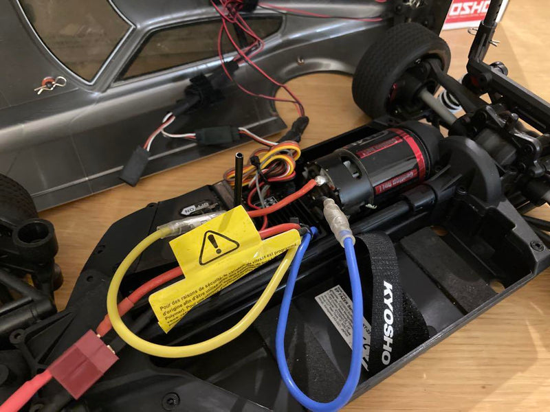 Laden Sie das Bild in Galerie -Viewer, Kyosho Fazer Mk2 1971 Datsun 240Z Turned V Used Once Good Condition - Used