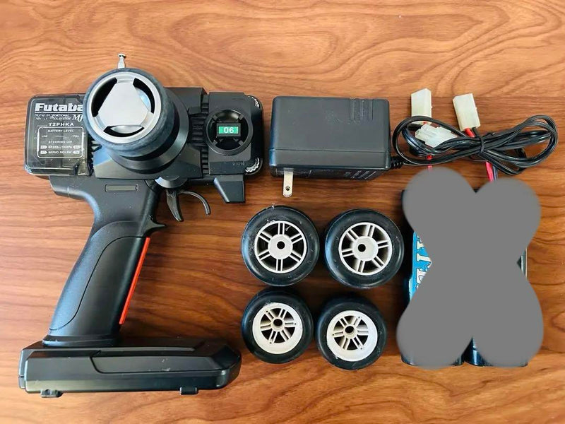 Chargez l'image dans la visionneuse de la galerie, Used Tamiya Lotus 99T Honda Assembled RC Car Set with Futaba Radio & Charger