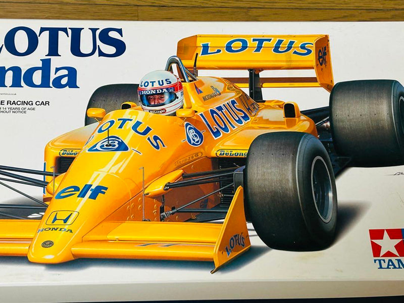 Chargez l'image dans la visionneuse de la galerie, Used Tamiya Lotus 99T Honda Assembled RC Car Set with Futaba Radio & Charger