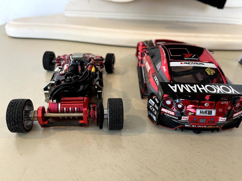 Laden Sie das Bild in Galerie -Viewer, Kyosho Mini-Z MR04EVO2 Full Custom with Aluminum & Carbon Parts Beautiful - Used