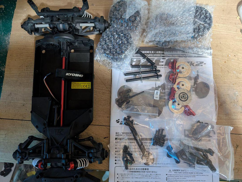 Laden Sie das Bild in Galerie -Viewer, Kyosho Fazer Mk2 w/ Datsun 240Z Body EP Starter Pack New No Motor - Used
