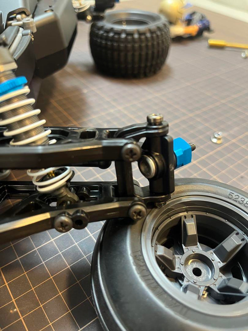 Laden Sie das Bild in Galerie -Viewer, Tamiya Fighter Nexgen DT-04 with Option Parts & Kyosho 2.4GHz Radio Set Unused - Used