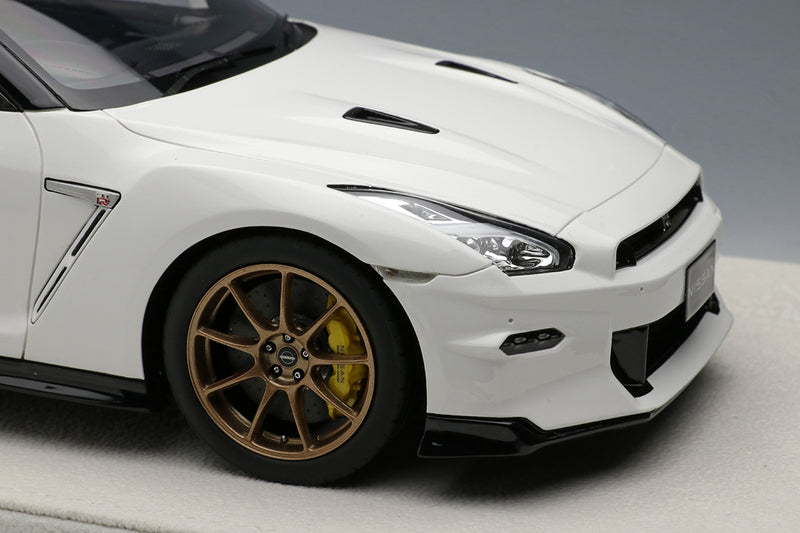 Cargue la imagen en el visor de la galería, EIDOLON EML082B 1/18 Nissan GT-R Premium Edition T-spec 2024 Resina Perlada Blanca Brillante