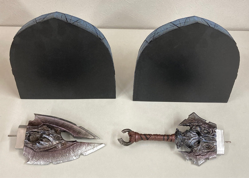 Laden Sie das Bild in Galerie -Viewer, First 4 Figures Darksiders Chaoseater Sword Bookends - Used
