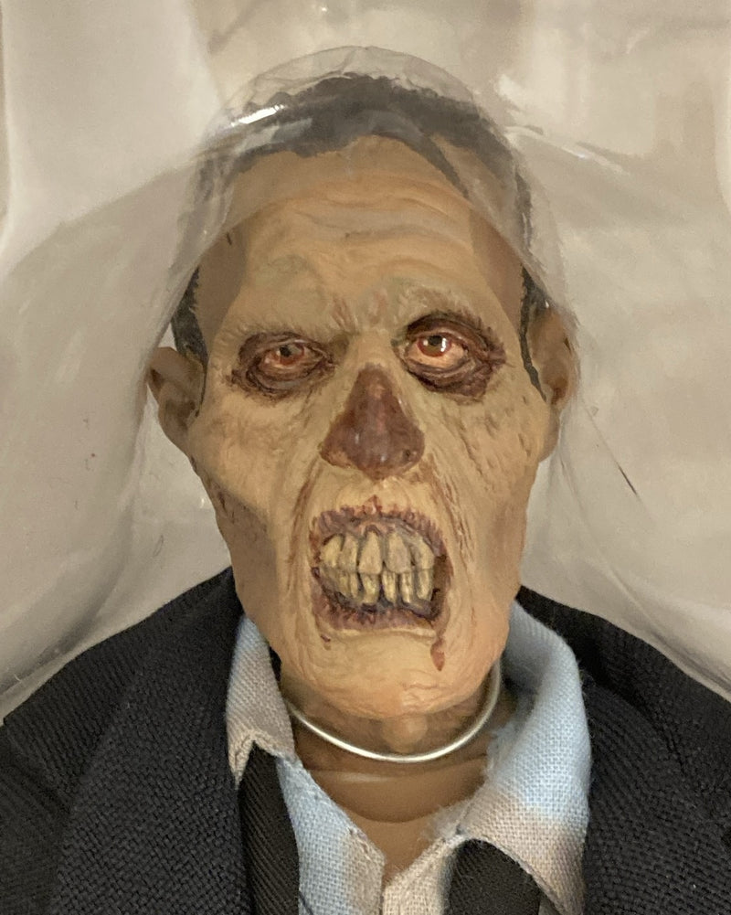 Laden Sie das Bild in Galerie -Viewer, Sideshow The Dead Subject 560 12-Inch Figure - Used
