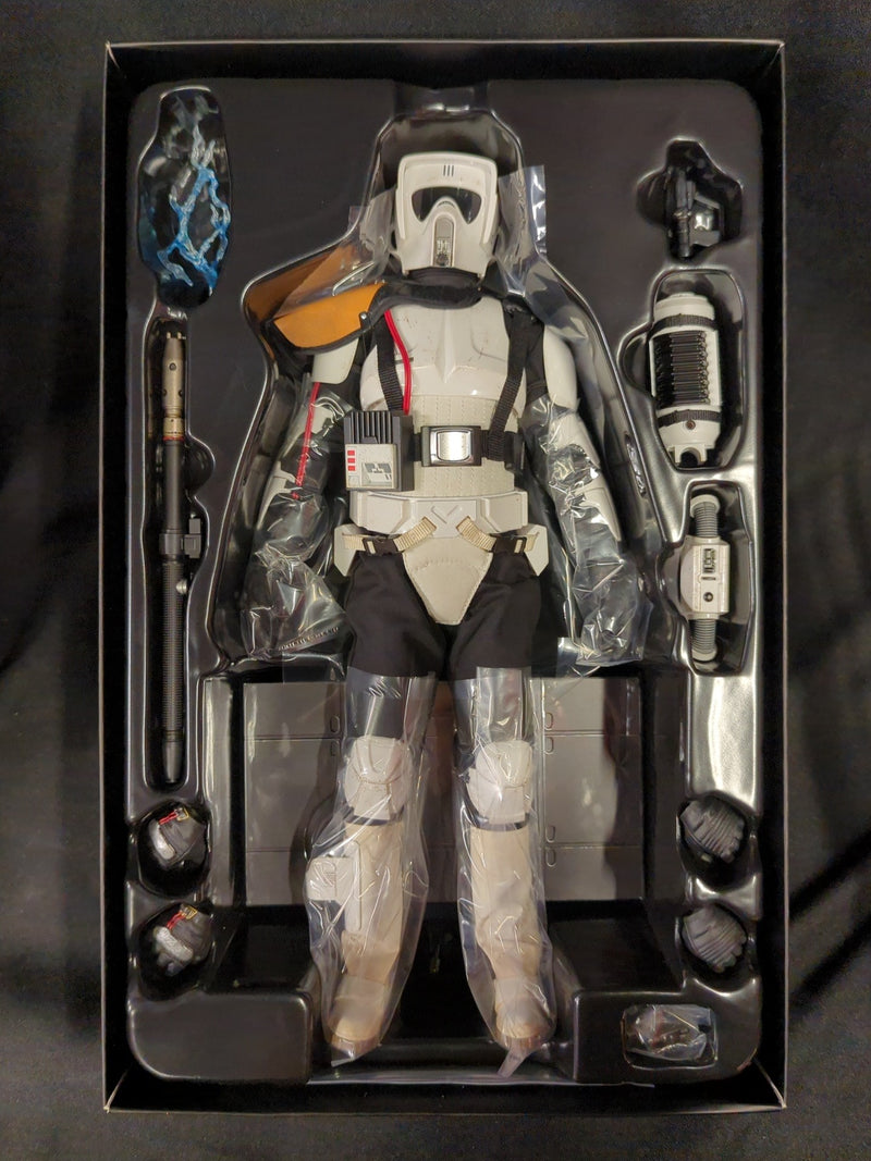 Carica immagine in Galleria Viewer, Hot Toys VideoGame Masterpiece Scout Trooper Commander - Used
