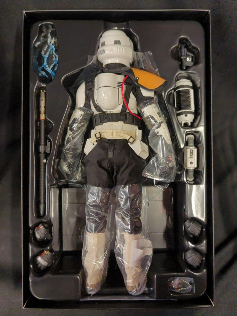 Carica immagine in Galleria Viewer, Hot Toys VideoGame Masterpiece Scout Trooper Commander - Used
