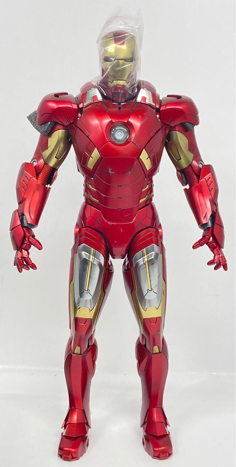 Laden Sie das Bild in Galerie -Viewer, Hot Toys Diorama Diecast Iron Man Mark VII Open Armor Version DS004D51 - Used
