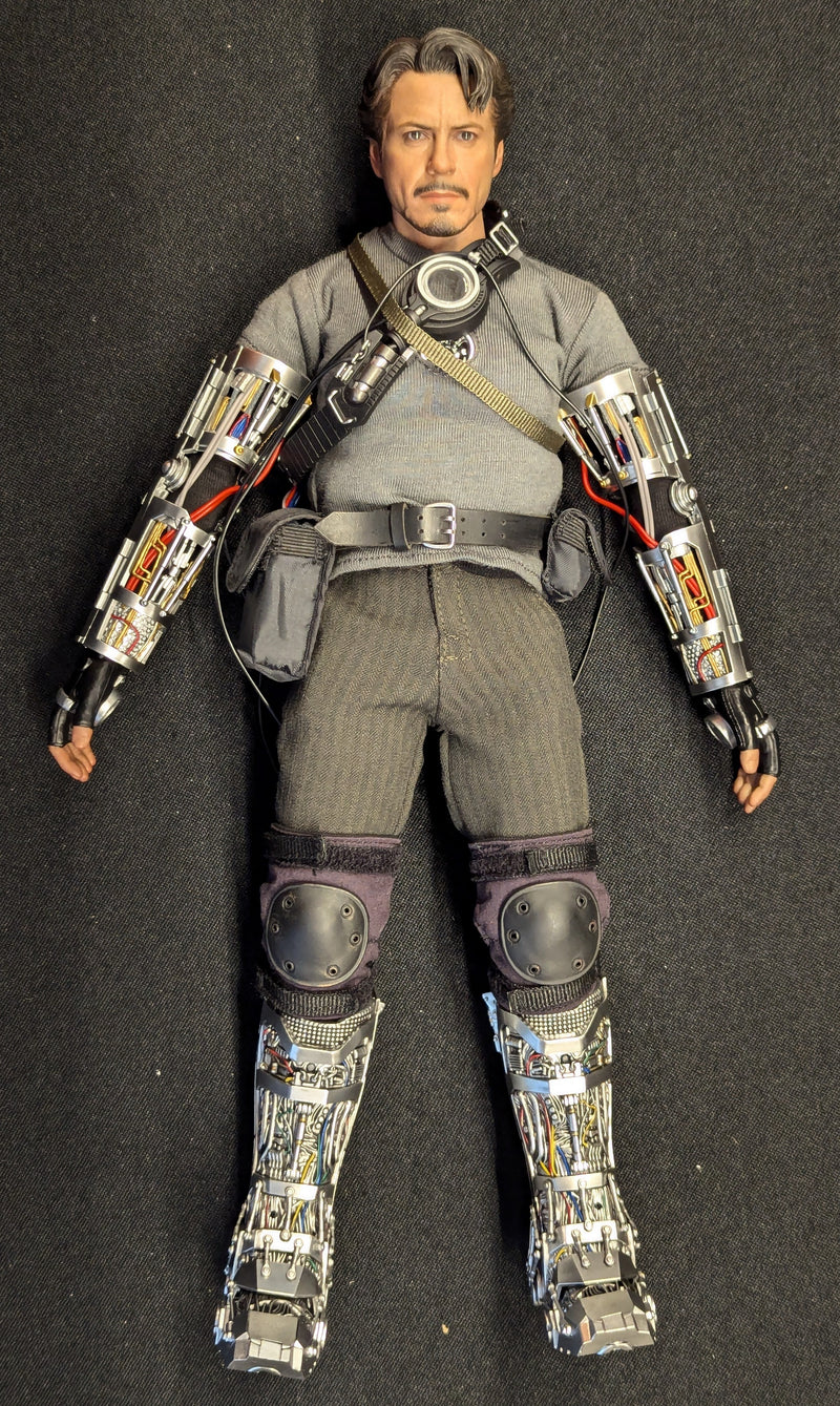 Carica immagine in Galleria Viewer, Hot Toys Movie Masterpiece Tony Stark (Mech Test Version) Special Edition MMS582 - Used
