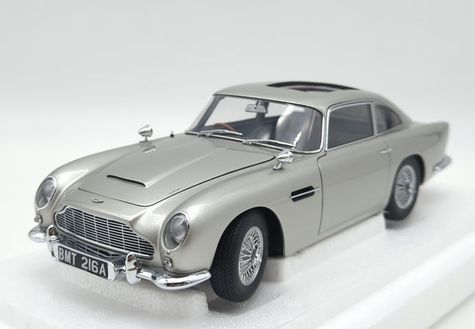 AUTOart 1/18 Aston Martin DB5 Goldfinger (with Weapons) Silver 70296 - Used