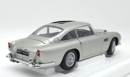 AUTOart 1/18 Aston Martin DB5 Goldfinger (with Weapons) Silver 70296 - Used