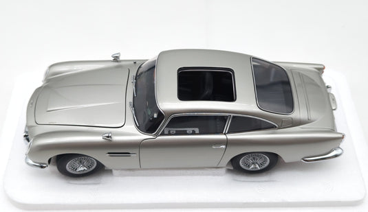 AUTOart 1/18 Aston Martin DB5 Goldfinger (with Weapons) Silver 70296 - Used