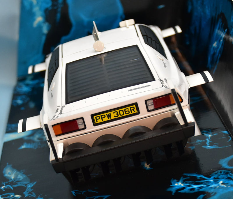 Laden Sie das Bild in Galerie -Viewer, AUTOart 1/18 James Bond The Spy Who Loved Me Lotus Esprit Submarine 75306 - Used
