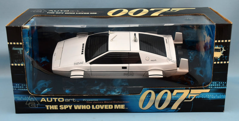 Laden Sie das Bild in Galerie -Viewer, AUTOart 1/18 James Bond The Spy Who Loved Me Lotus Esprit Submarine 75306 - Used
