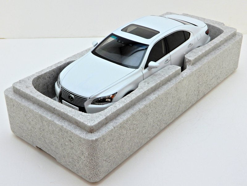 Load image into Gallery viewer, AUTOart Signature 1/18 Lexus LS600hL White Pearl Crystal Shine Black 78843 - Used

