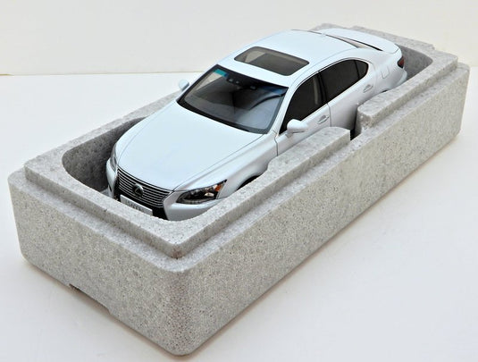 AUTOart Signature 1/18 Lexus LS600hL White Pearl Crystal Shine Black 78843 - Used