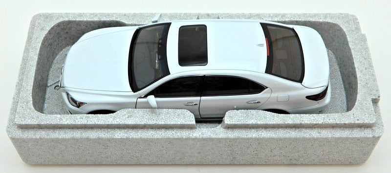 Load image into Gallery viewer, AUTOart Signature 1/18 Lexus LS600hL White Pearl Crystal Shine Black 78843 - Used
