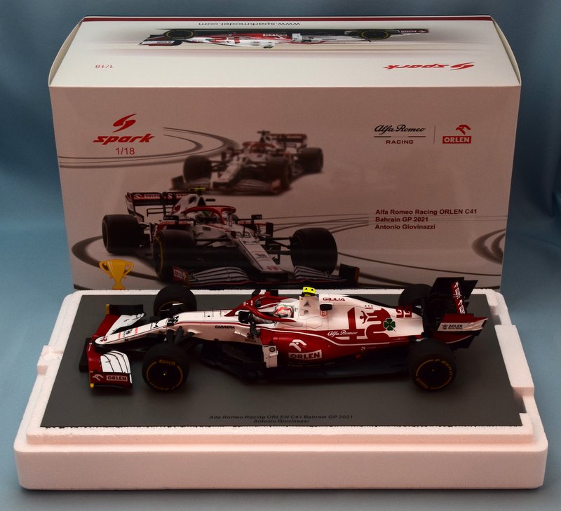 Laden Sie das Bild in Galerie -Viewer, Spark Minimax 1/18 Alfa Romeo Racing ORLEN C41 #99 Bahrain GP 2021 18S579 - Used

