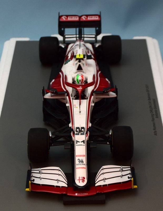 Laden Sie das Bild in Galerie -Viewer, Spark Minimax 1/18 Alfa Romeo Racing ORLEN C41 #99 Bahrain GP 2021 18S579 - Used

