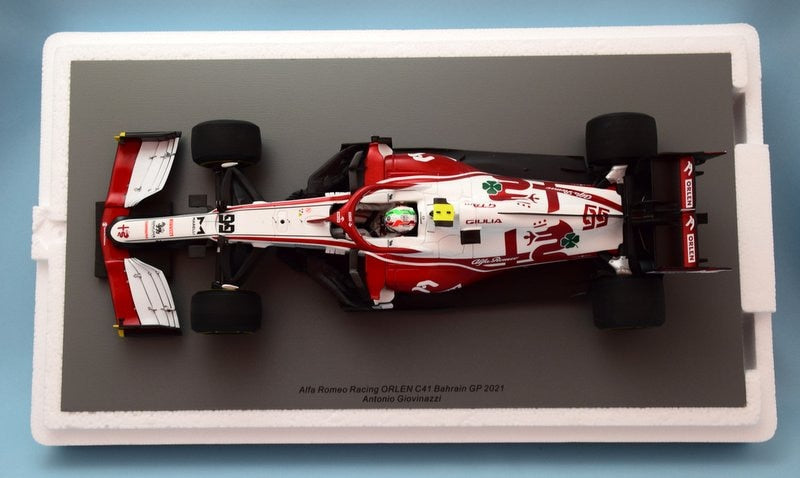 Laden Sie das Bild in Galerie -Viewer, Spark Minimax 1/18 Alfa Romeo Racing ORLEN C41 #99 Bahrain GP 2021 18S579 - Used
