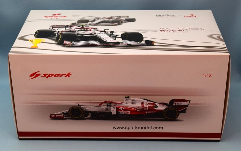 Laden Sie das Bild in Galerie -Viewer, Spark Minimax 1/18 Alfa Romeo Racing ORLEN C41 #99 Bahrain GP 2021 18S579 - Used
