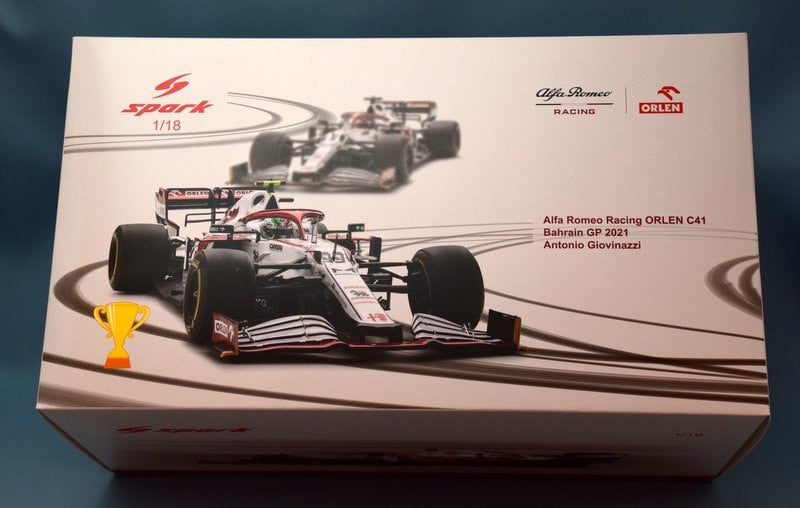 Laden Sie das Bild in Galerie -Viewer, Spark Minimax 1/18 Alfa Romeo Racing ORLEN C41 #99 Bahrain GP 2021 18S579 - Used

