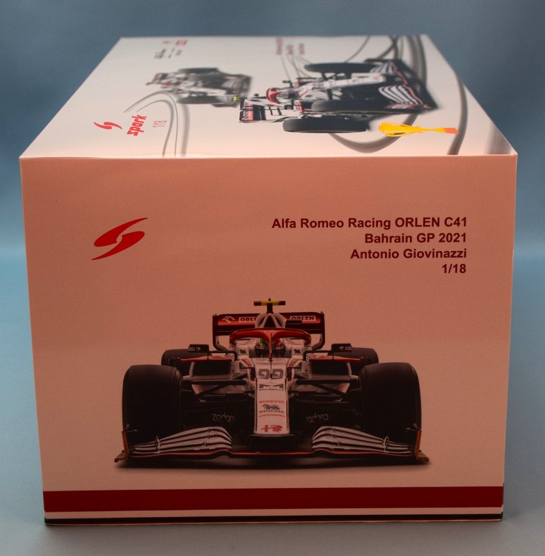 Laden Sie das Bild in Galerie -Viewer, Spark Minimax 1/18 Alfa Romeo Racing ORLEN C41 #99 Bahrain GP 2021 18S579 - Used
