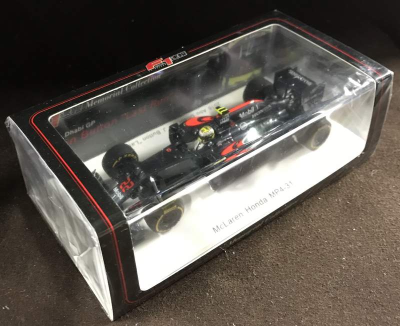 Laden Sie das Bild in Galerie -Viewer, Spark Model 1/43 McLaren Honda MP4-31 2016 Abu Dhabi GP J. Button Last Run - Used
