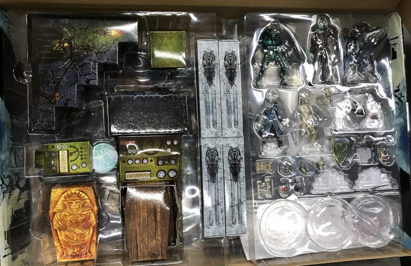 Laden Sie das Bild in Galerie -Viewer, Mezco Toyz Mezco&#39;s Monsters 5 Points Tower of Fear Set - Used
