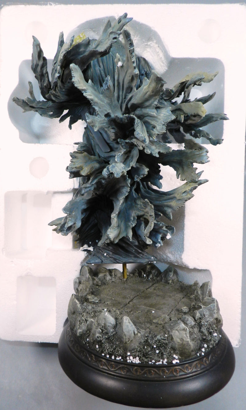 Laden Sie das Bild in Galerie -Viewer, Twilight With King Statue - Used
