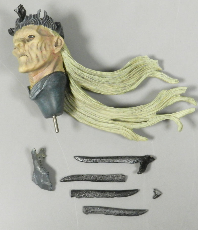 Laden Sie das Bild in Galerie -Viewer, Twilight With King Statue - Used
