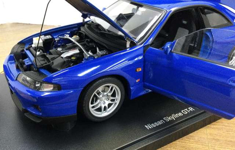 Load image into Gallery viewer, AUTOART Skyline GT-R V-SPEC LM (R33) 1/18 Scale Car– Used
