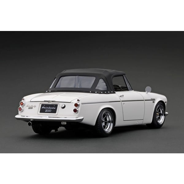 Laden Sie das Bild in Galerie -Viewer, ignition modelIG2713 1/18 Datsun Fairlady 2000 SR311 White
