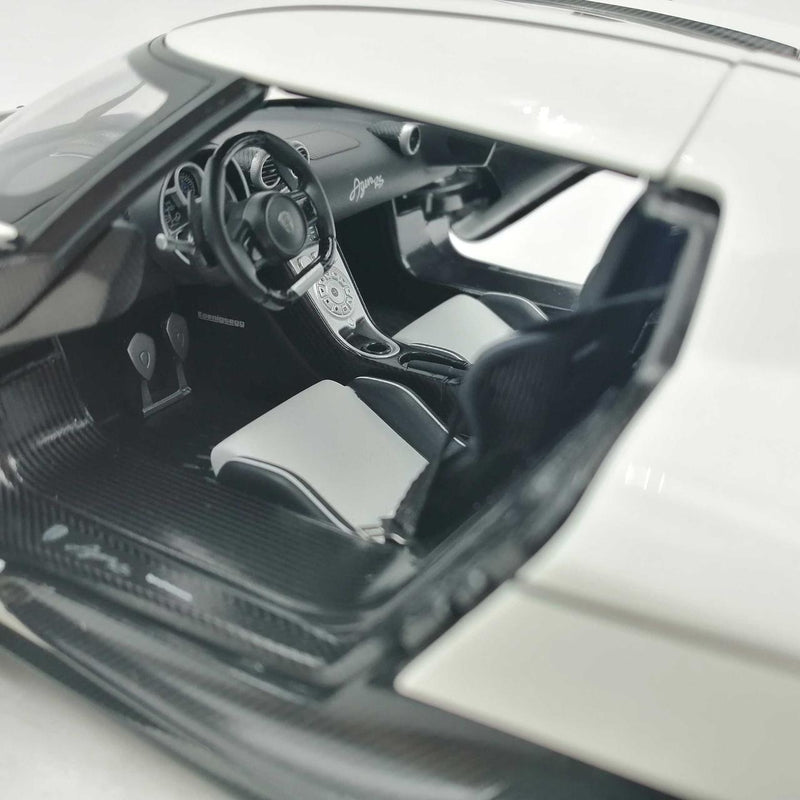 Laden Sie das Bild in Galerie -Viewer, AUTOart 1/18 Koenigsegg Agera RS Scale Model Car– Used
