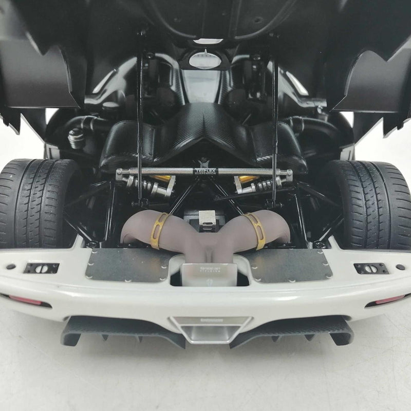 Laden Sie das Bild in Galerie -Viewer, AUTOart 1/18 Koenigsegg Agera RS Scale Model Car– Used
