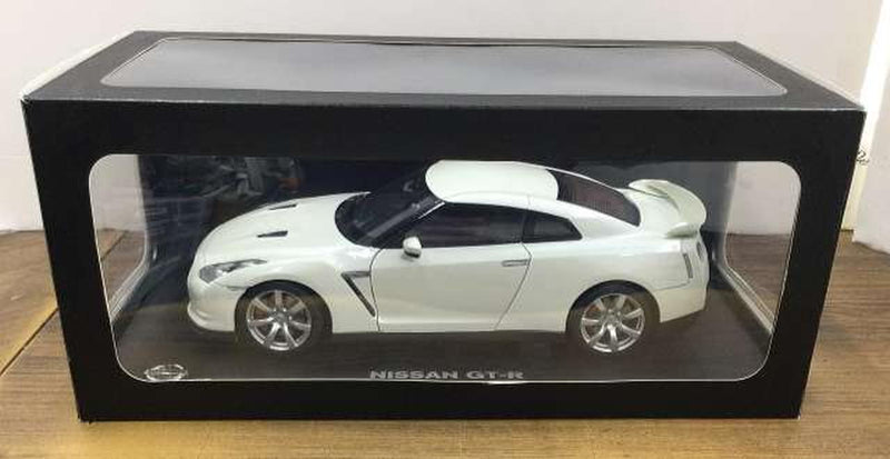 Load image into Gallery viewer, AUTOART NISSAN GT-R (R35) White 1/18 Scale Car– Used
