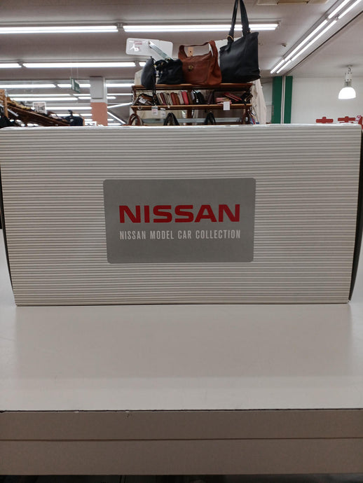 AUTOART NISSAN GT-R (R35) NISSAN MODEL CAR COLLECTION 1/18 Scale– Used