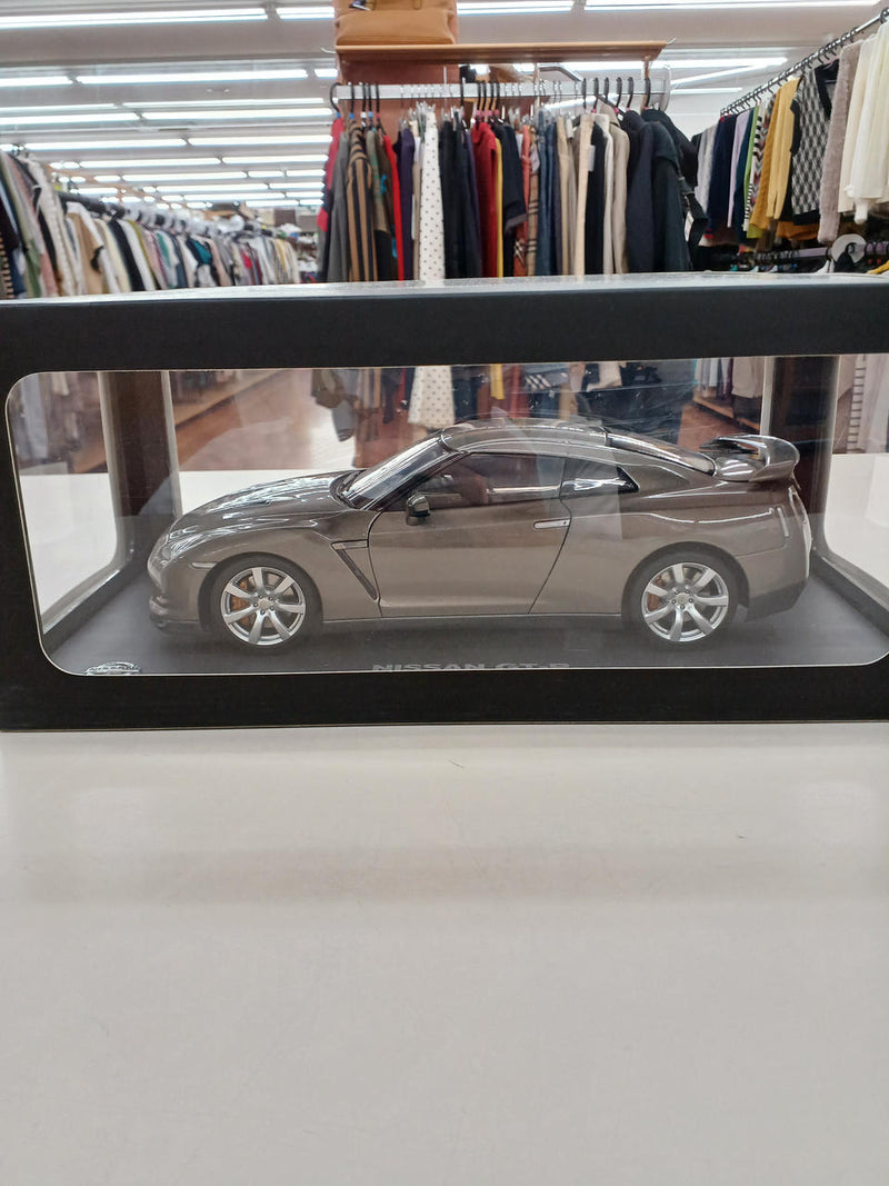 Load image into Gallery viewer, AUTOART NISSAN GT-R (R35) NISSAN MODEL CAR COLLECTION 1/18 Scale– Used
