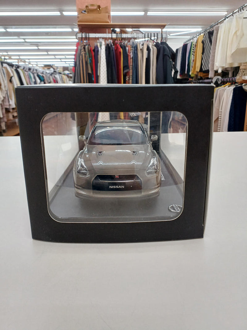Load image into Gallery viewer, AUTOART NISSAN GT-R (R35) NISSAN MODEL CAR COLLECTION 1/18 Scale– Used
