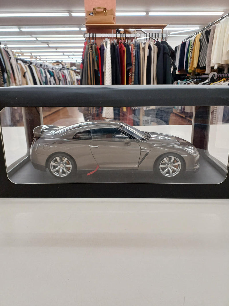 Load image into Gallery viewer, AUTOART NISSAN GT-R (R35) NISSAN MODEL CAR COLLECTION 1/18 Scale– Used
