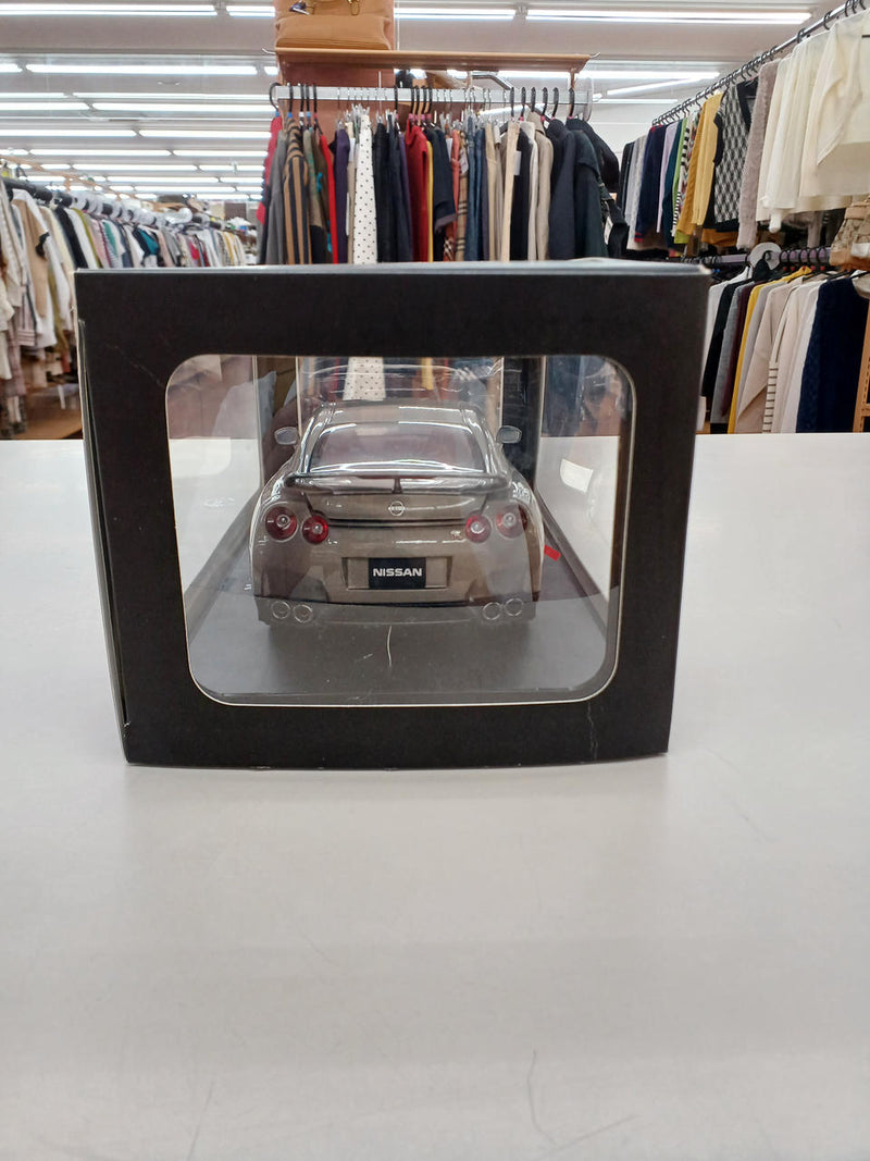 Load image into Gallery viewer, AUTOART NISSAN GT-R (R35) NISSAN MODEL CAR COLLECTION 1/18 Scale– Used
