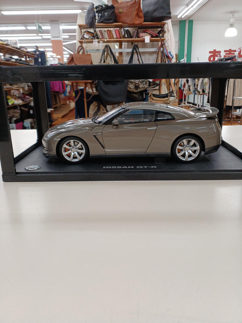 Load image into Gallery viewer, AUTOART NISSAN GT-R (R35) NISSAN MODEL CAR COLLECTION 1/18 Scale– Used
