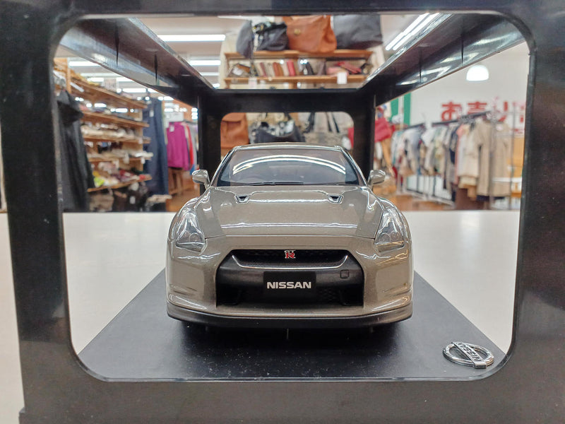 Load image into Gallery viewer, AUTOART NISSAN GT-R (R35) NISSAN MODEL CAR COLLECTION 1/18 Scale– Used
