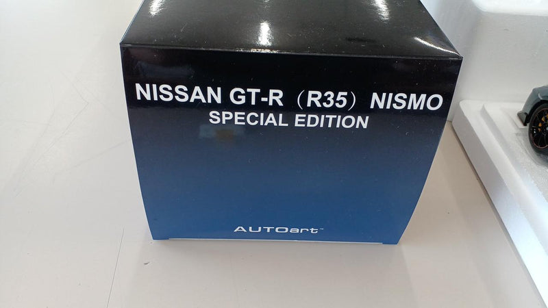 Cargue la imagen en el visor de la galería, AUTOart 77505 1/18 Nissan GT-R (R35) Nismo Special Edition– Used
