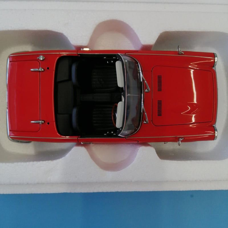 Laden Sie das Bild in Galerie -Viewer, AUTOart 1/18 Honda S800 Scale Model Car– Used

