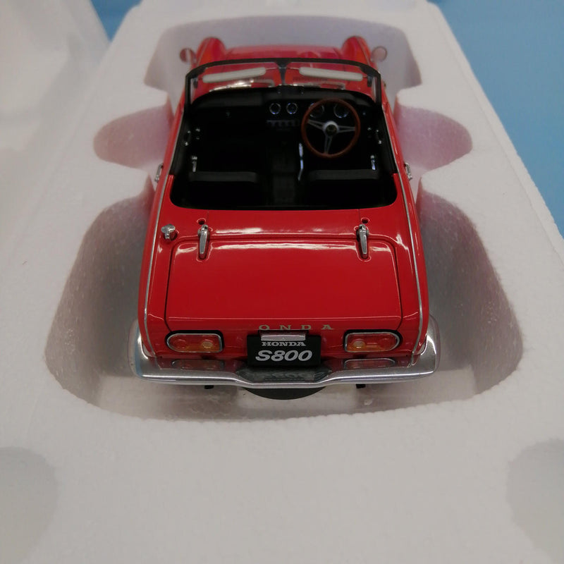 Laden Sie das Bild in Galerie -Viewer, AUTOart 1/18 Honda S800 Scale Model Car– Used
