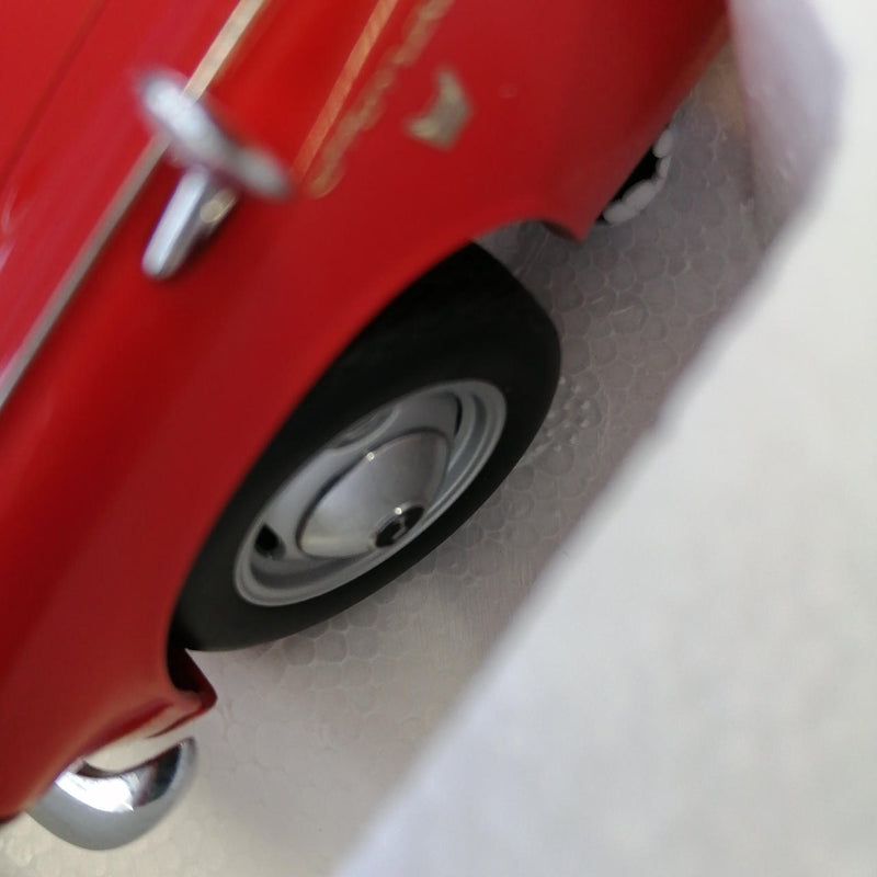 Laden Sie das Bild in Galerie -Viewer, AUTOart 1/18 Honda S800 Scale Model Car– Used
