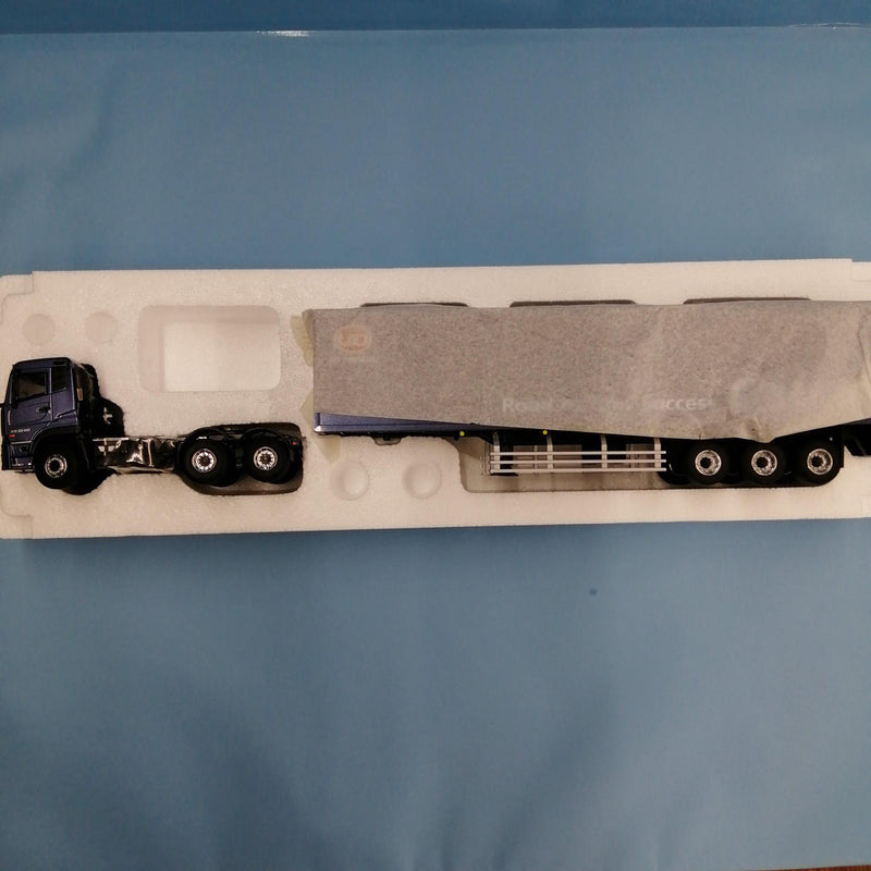 Cargue la imagen en el visor de la galería, UD TRUCKS 1/50 QUON Dark Blue Scale Model– Used
